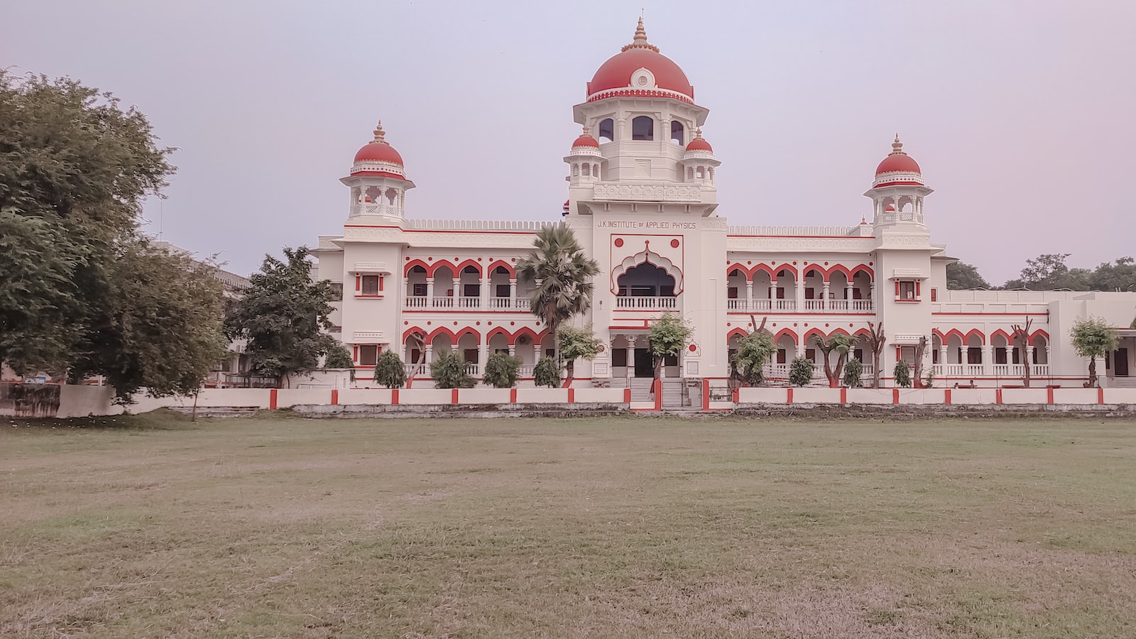 印尼八华学校-八华中小学校园内的大学本科